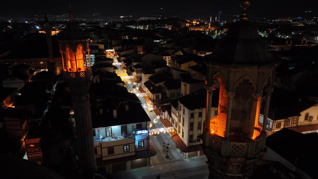 Konya bayrama hazır! Tarihi sokaklar yeniden ışıl ışıl 10